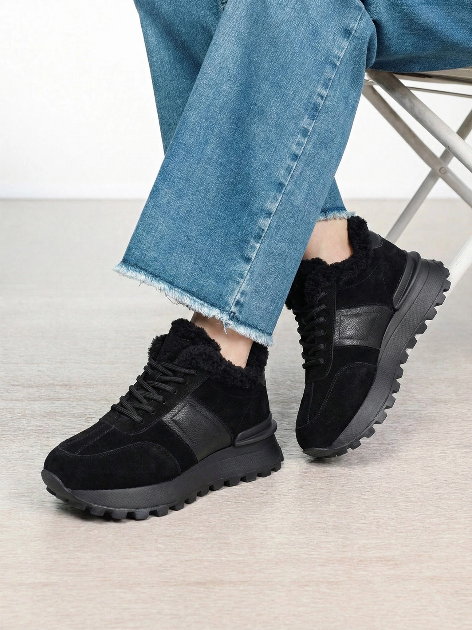 Кроссовки комбинированные черного цвета на рельефной подошве